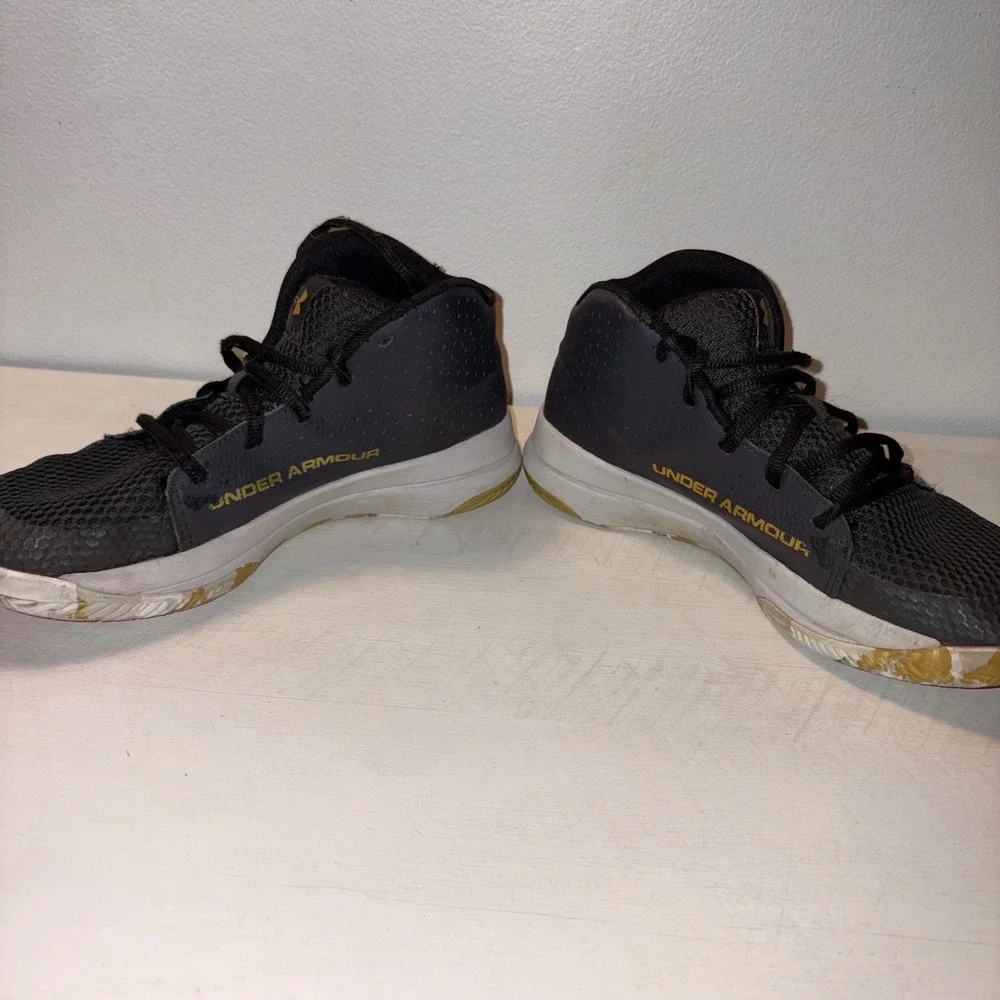 Under Armour Basketball Shoes Athletic Sneakers‎ High Top Youth Size 6Y